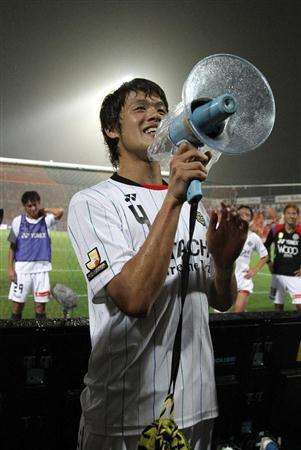 هيروكي ساكاي يتحدث مع الجماهير بعد نهاية مباراة أوميا وكاشيوا