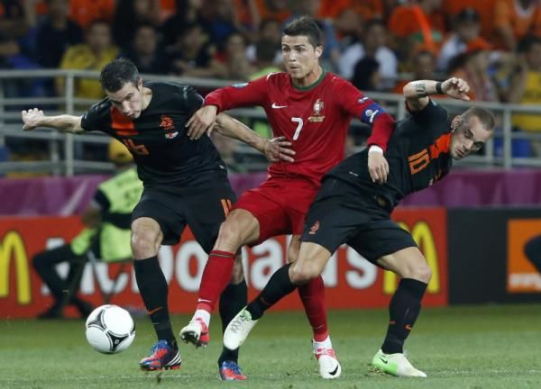 2012-06-17t194419z_01_zig537_rtridsp_3_soccer-euro_reuters