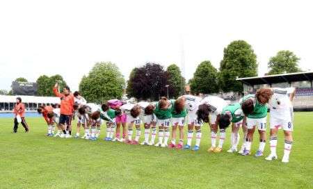 لاعبات منتخب اليابان للسيدات يقدمن الإعتذار للجماهير بعد الخسارة القاسية