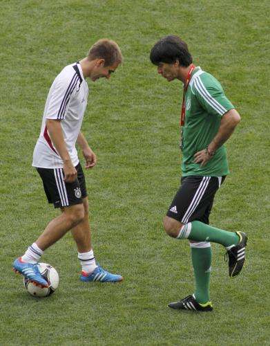 2012-06-08t163333z_01_cvi310_rtridsp_3_soccer-euro_reuters
