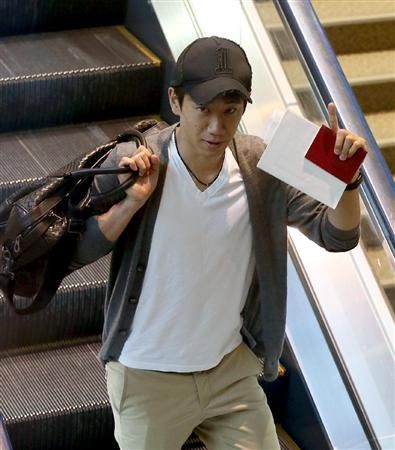 شينجي كاجاوا في مطار ناريتا الدولي من أجل السفر إلى انجلترا