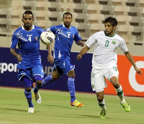 عيسى المحياني يحاول الانطلاق بالكرة