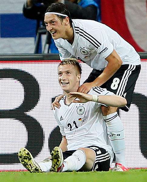 ماركو ريوس يحتفل بهدفه