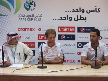 بوكير ومترجمه وفياض أبو زنادة مدير المؤتمر