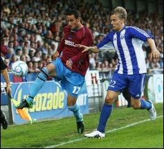 يساراً : اللاعب أيمن زايد لاعب نادي درويدا يونايتد الإيرلندي