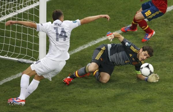 كاسياس لعب دور البطل ضد فرنسا