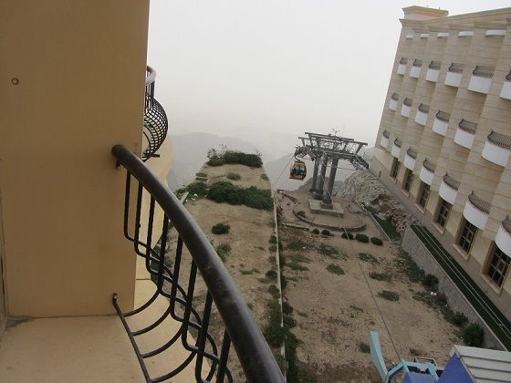 مشهد للتلفريك وهو ينزلق نحو فضاء الوادي العميق 
