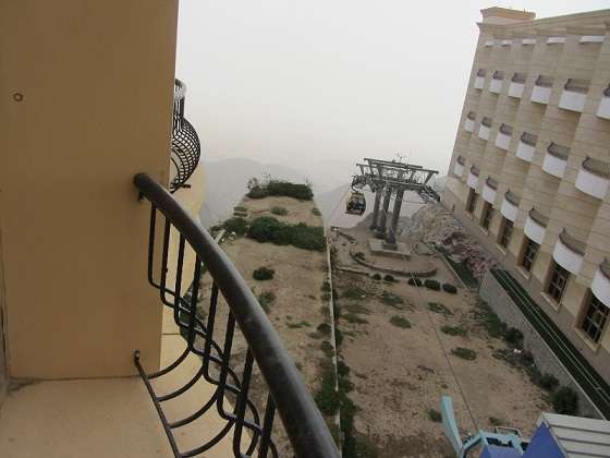 مشهد للتلفريك وهو ينزلق نحو فضاء الوادي العميق 