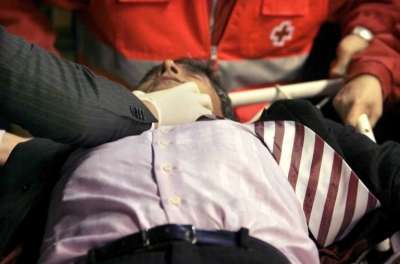 المدير الفني لاشبيلية منقولا لسيارة الاسعاف