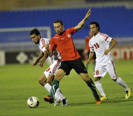 الضغط على حامل الكرة من اليمنيين أفقد الأحمر البحريني توازنه الهجومي