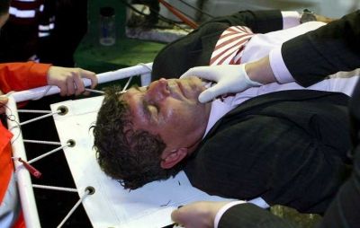 خواندي راموس مدرب اشبيلية منقولا للمستشفى بعد إصابته بالزجاجه التي ألقاها جمهور ريال بيتيس