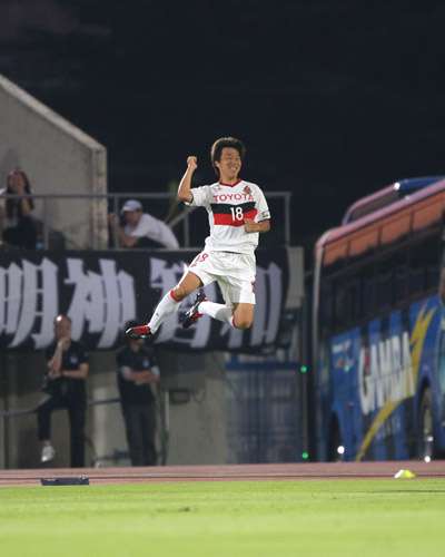 كينسوكي ناجاي يحتفل بعد إحرازه الهدف الثاني بمرمى فريق جامبا اوساكا