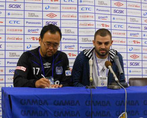 لياندرو دا سيلفا ( يمين ) في المؤتمر الصحفي بمقر فريق جامبا اوساكا الياباني
