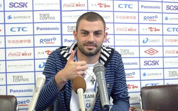 لياندرو دا سيلفا في المؤتمر الصحفي بمقر فريق جامبا اوساكا الياباني