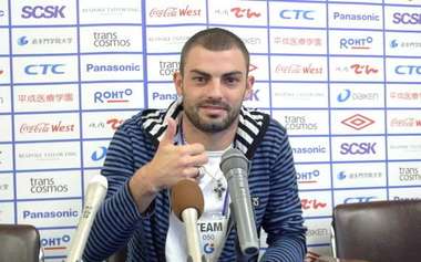 لياندرو دا سيلفا في المؤتمر الصحفي بمقر فريق جامبا اوساكا الياباني