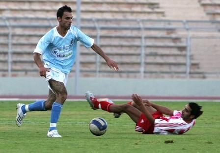 عصام مبيضين "يسار" في إحدى لقاءاته مع الفيصلي ضد شباب الأردن