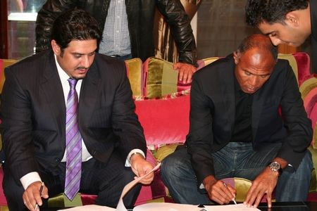 المدرب الفرنسي كومبواريه ومعه الامير نواف بن سعد نائب رئيس الهلال لدى توقيع العقد امس