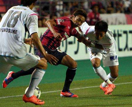 صراع كروي بين هيروشي ( يسار ) وشقيقه الاصغر كوكي ( يمين )