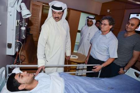 الشيخ احمد بن حمد ال خليفة اثناء زيارته للاعب حسين محمد والى جانبه البروفيسور هانقودي  