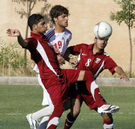 مهاجم الأردن سريوة بين كماشة الدفاع القطري  