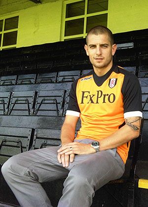 اللاعب الكرواتي مرتدياَ القميص الجديد لناديه اللندني 