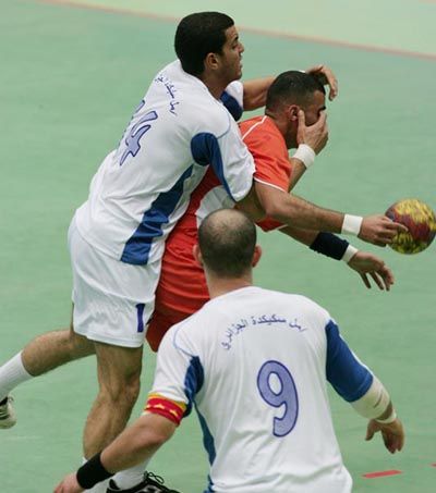 بو خميس في مباراة فريقه ضد الرابطة المغربي (اقصى اليسار)