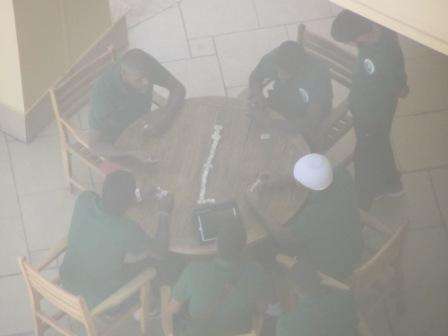 لقطة للاعبي المنتخب السعودي وهم يلعبون الدومينو بالفندق