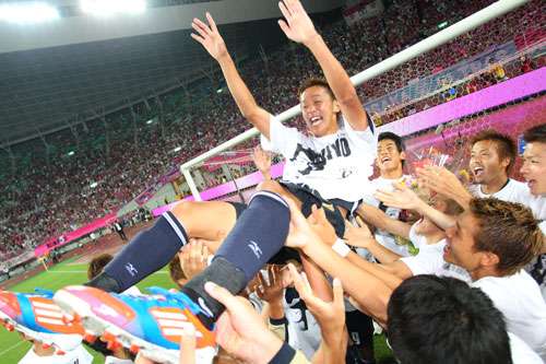 لاعبو فريق سيريزو اوساكا يودعون كيوتاكي بطريقتهم الخاصة