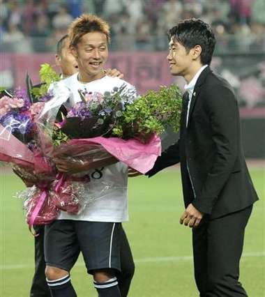 لاعب مانشستر يونايتد شينجي كاجاوا ( يمين ) يكرم كيوتاكي في حفل الوداع