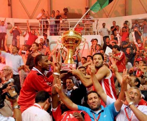 لحظة تتويج الأهلى بنغازى بالكأس .. تصوير - محمد الريانى 