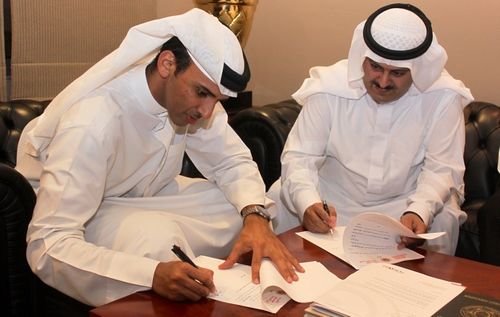 صورة أرشيفية : الشيخ علي بن خليفة وخالد الدوسري أثناء توقيع عقد الرعاية .. تصوير زكي الشيخ 