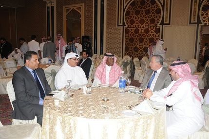 رئيس التحرير على مائدة كبار الشخصيات في حفل التكريم