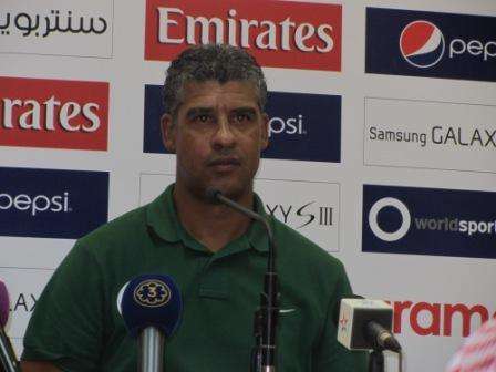 ريكارد أثناء المؤتمر الصحفي