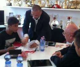 اثناء توقيع العقد