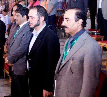 الأمير علي والجمعان ومبارك خلال حضورهما المباراة