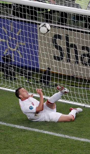 تسديدة ديفيتش التي عبرت خط المرمى قبل أن يبعدها تيري 