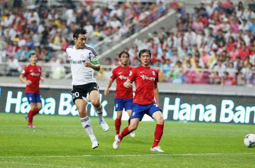 من المباراة الودية بين نجوم جيل 2002 ( اللون الأحمر ) ونجوم الأندية الكورية الجنوبية