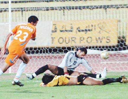 ناصر شافي لحظة تسجيله لهدف الفوز لكاظمة