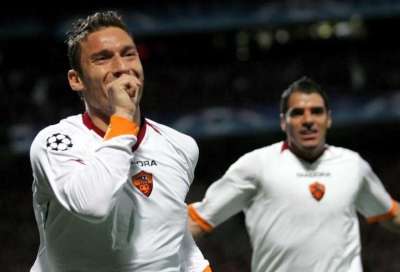 توتي مع زملائه قاد روما للفوز 