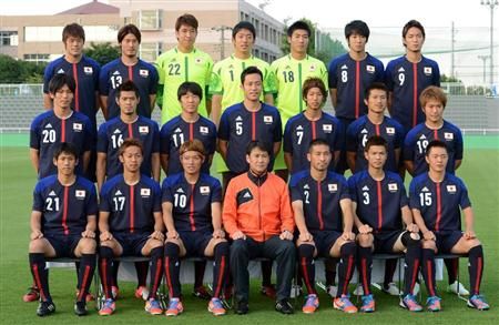 صورة جماعية للاعبي أولمبي اليابان قبل خوضهم التدريبات