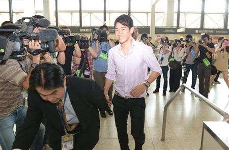 شينجي كاجاوا في مطار اوساكا الدولي قبل رحيله لانجلترا