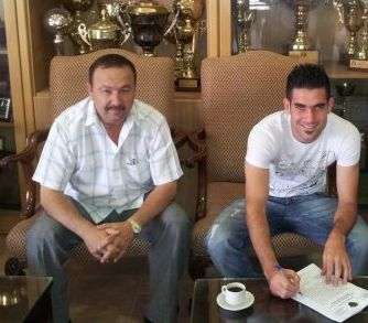 حاج محمد يوقع بحضور سليم خير