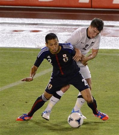 صراع كروي بين الياباني يوهي توكوناجا وأحد لاعبي نيوزيلندا