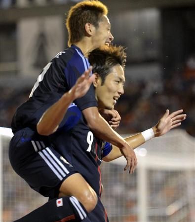 كينيو سوجيموتو ( أسفل ) يحتفل بعد إحرازه هدف التقدم لليابان الأولمبي