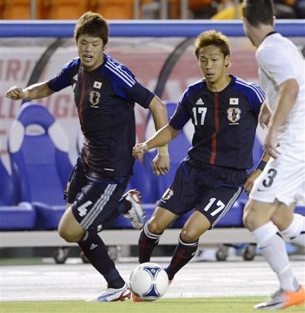 لاعب نورمبيرج الالماني هيروشي كيوتاكي ( رقم 17 ) في المباراة