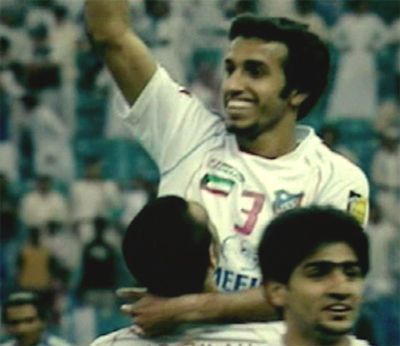 فهد عوض يحتفل بهدفه الثمين في الثواني الأخيرة من المباراة