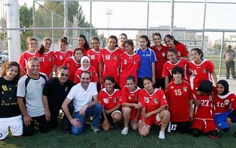 الأمير علي يتوسط لاعبات المنتخب النسوي الأردني