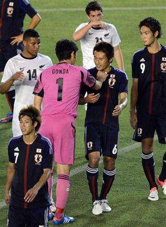 الإشتباك بالأيدي بين الحارس جوندا والمدافع موراماتسو بعد نهاية المباراة