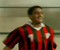 لاعب الرائد أحمد الزعاق يحتفل بثاني أهدافه في اللقاء