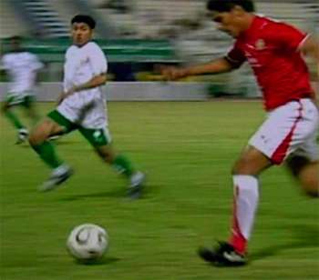 البحريني فوزي مبارك في إحدى الهجمات البحرينية وسط متابعة سعودية